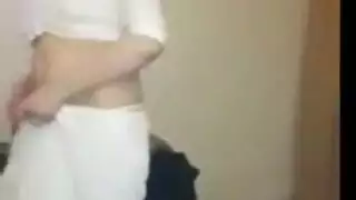 رقص إباحي صريح لعاهرة مغربية سكرانة