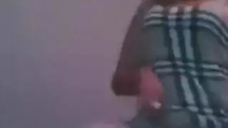 عاهرة يائسة تفتح فرجها وتبكي طالبة جنس عنيف
