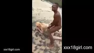 حركة شاطئية مبللة: زب أسود كبير ينيك شقراء بوضعية الكلب في الماء