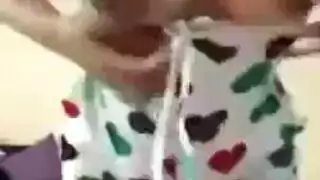 عربية مذهلة بثدييها الضخمين في عرض إباحي صريح