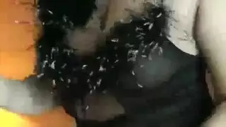 فتاة بمؤخرة ناعمة تتعرى وترقص تقرفص في مقطع صريح