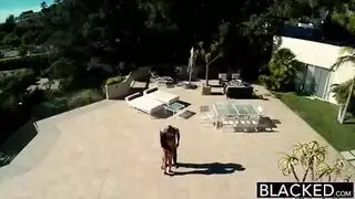 أنجيلا وايت تبتلع قضيب أسود ضخم بين ثدييها الكبيرين