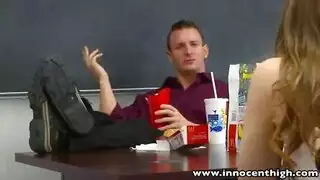 إباحية فتاة جامعية شقراء: تسيطر على مدرسها في السرير