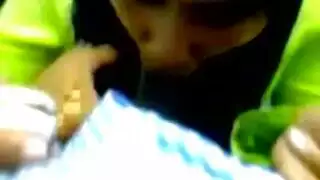 فتاة محجبة مثيرة تحب مص الزب وابتلاع السائل المنوي