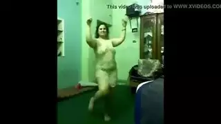 طحن إباحي: مؤخرة مستديرة وثديين ثقيلين لعاهرة مصرية في الحركة