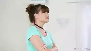 الأخ والأخت يمارسان الجنس بعنف على سرير التدليك