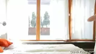 إباحية عالية الجودة: أثداء ناعمة وفرج ناري مبلول يتم تناوله