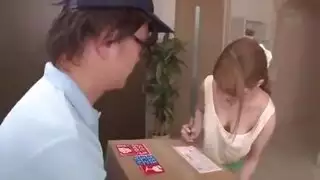 أثاث منتفخة وحلمات قائمة: مشهد جنسي لنجمة إباحية