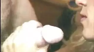 شقراء تلعق وتبلع السائل المنوي في فيلم صريح