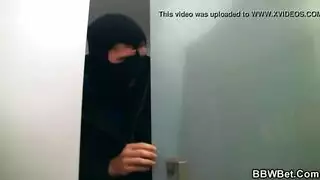 كارينا كابور في مشهد صريح للجماع الفموي العميق