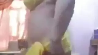 رقص مثير عاري مباشر في وكر دعارة