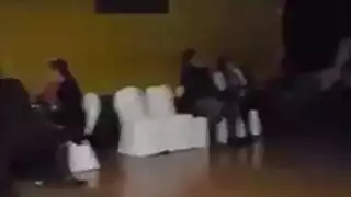 مؤدٍ ذكر مثار يئن وهو يداعب انتصابه قبل بدء التصوير
