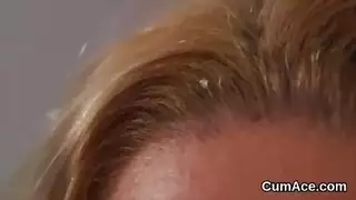 جميلة هندية منحنية تظهر ثدييها الكبيرين وتأخذ السائل المنوي