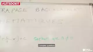 طالبة مراهقة تأخذ قضيبين في المدرسة جماع عنيف جماعي