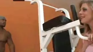 متحول جنسياً يمارس الجنس مع المخنث والديوث في قصص مصورة صريحة