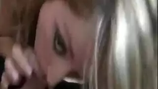 غريب ، شقراء في سن المراهقة مع كبير الثدي يستخدم العديد من الألعاب الجنسية لتلبية احتياجاتها الجنسية