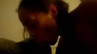 لاتينا عاهرة في ملابس داخلية وردية تبلع السائل المنوي بعد جنس الوجه