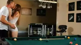 جلسة تقبيل مثيرة تتحول إلى شرج قاسي مع امرأة ناضجة ذات صدر كبير