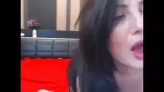 فتاة ساخنة تستخدم أصابعها وألعابها للوصول للنشوة