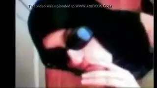 محجبة عربية تحب الزب – خبيرة في المص العميق