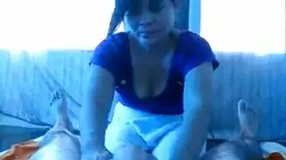 عاهرة تعطيني استمناء حتى أقذف سائلي الساخن