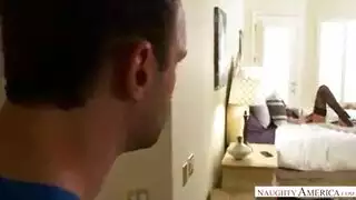 فتاة مغرورة تركب قضيبًا صلبًا في الحمام وهي تعبث بثدييها الكبيرين