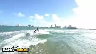 مشهد بحري إباحي: ركوب شرجي لكاليسي مونرو وعرض للطيز