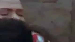 جنس لوسي الجامح في الكوخ: طحن عميق وتقفيش أثداء بقوة