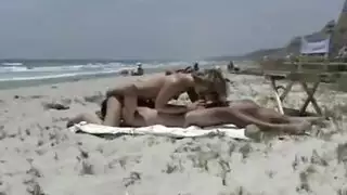 العاهرة الروسية جيسيكا تئن على الشاطئ وضعية الكلب من منظور الشخص الأول