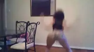 فتاة إبنوس مثيرة تحصل على حركة ثلاثية صريحة مع أختها الشهوانية