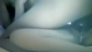 شابة آسيوية بخصر نحيل في مشهد جنس صريح مع لعبة