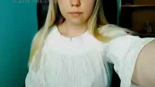 مراهقة تُضرب من الخلف على الشرفة