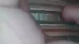 فتاة عربية شابة تدخل أصابعها في كسها الحليق على السرير