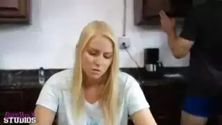 عاهرة شقراء محلوقة تنك في غرفة نومها