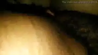 مؤخرة كبيرة تُمارس عليها الجنس بقوة بقضيب ضخم في حركة شديدة