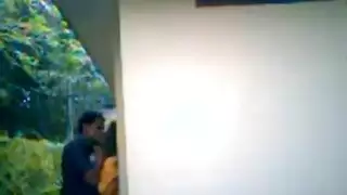 زوجان هنديان يمارسان الجنس القوي في العراء