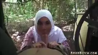 محجبة عارية تُقَفَّش وتُنكح في مشهد سيارة ساخن