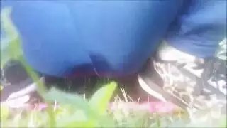 بورن في الحديقة العامة: فلاش التبول والكس للزوجين الأجنبيين المشاغبين