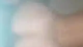 تتعري من أجل تنظيف المنزل