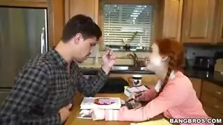 مؤخرة كيكي ميناج الضخمة منتشرة على نطاق واسع لممارسة الجنس القاسي