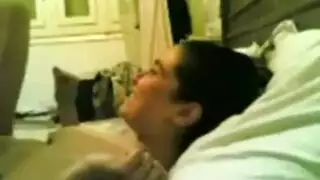 مضايقتها حتى الخضوع: ساقان مفتوحتان وجاهزة للعمل