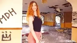 مراهقة شقراء قصيرة الشعر تُمارس معها الجنس بعنف