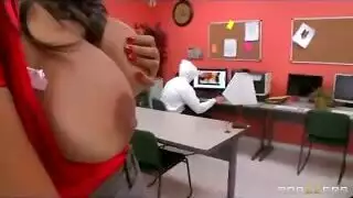 جنس صريح خام بين أفراد عائلة عربية