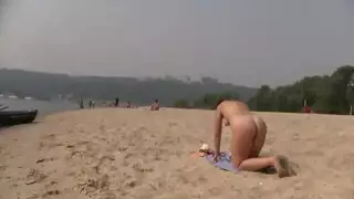 فتاة مراهقة ذات أثداء كبيرة ومؤخرة ممتلئة