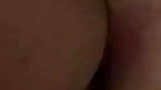 العاهرة السمراء الصغيرة إيفا كاي تمت ممارسة الجنس معها بقوة بواسطة قضيب أسود كبير في مشهد إباحي