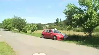 صديقة مثيرة تمارس الجنس بقوة على قضيب الرجل الناضج