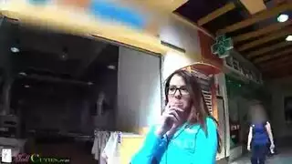 اي يعلم ابنته مترجم