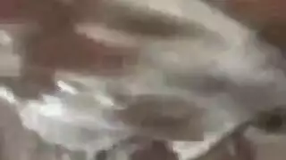 فتاة بملابس داخلية خضراء تستمني على شبكة الصيد بينما صديقها يلعب