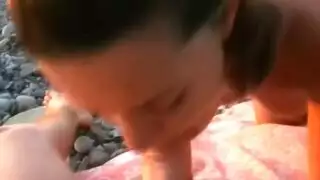 فتاة بريطانية تمص وتتناك على الشاطئ الرملي