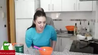 العشاء جاهز: زوجة ممتلئة تُنك بقوة على أرضية المطبخ